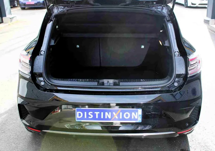 Vue arrière de la Renault Clio noire étoile métal 2025 avec coffre ouvert et feux arrière LED visibles.