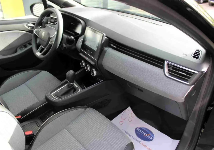 Intérieur côté conducteur de la Renault Clio 2025 noir étoile métal, avec tableau de bord moderne et écran tactile central.