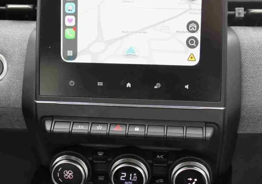 Gros plan sur l’écran tactile central et les commandes de climatisation de la Renault Clio noire étoile métal 2025.