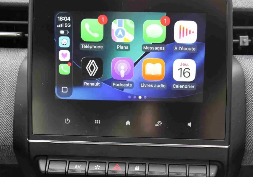 Écran tactile central de la Renault Clio 2025 affichant l'interface Apple CarPlay avec icônes colorées.