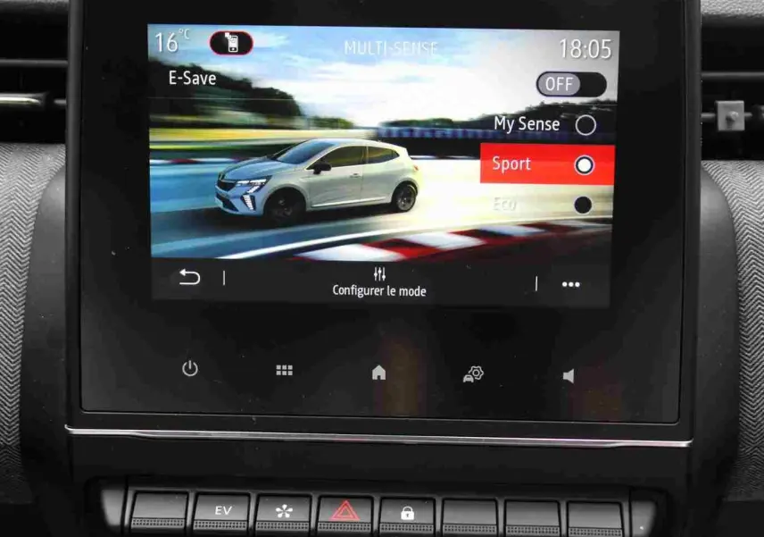 Écran tactile intérieur montrant une Renault Clio blanche en profil droit sur route, mode de conduite Sport sélectionné.