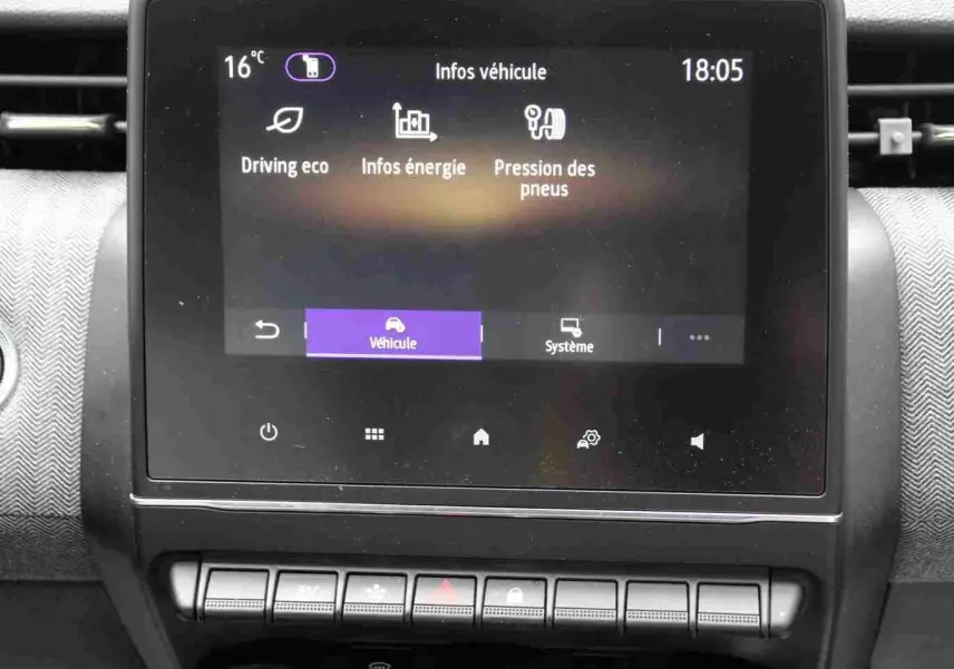 Écran tactile central affichant les infos véhicule dans l’habitacle d’une Renault Clio noire, vue de face.