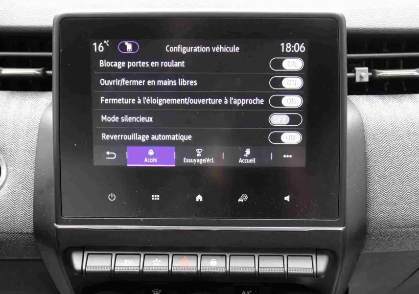 Gros plan sur l'écran tactile central de la Renault Clio 2025, affichant les réglages de configuration véhicule.