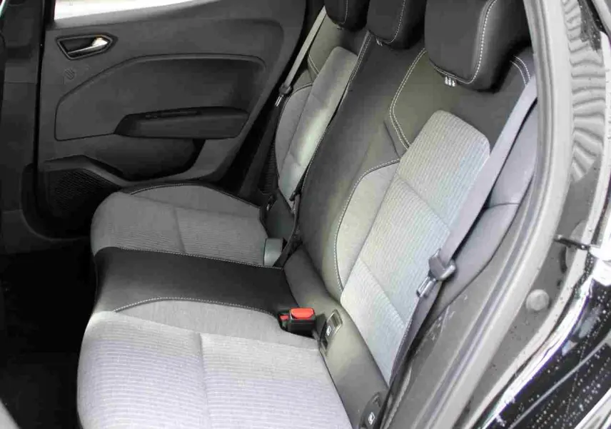 Vue intérieure côté droit des sièges arrière en tissu gris et noir de la Renault Clio V 1.6 e-TECH Full Hybrid 2025 noir étoile métal.