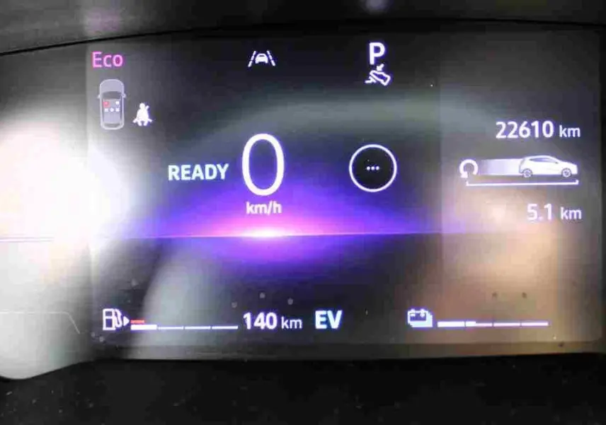 Vue rapprochée du tableau de bord numérique de la Renault Clio hybride noire, affichant 0 km/h et 22 610 km au compteur.