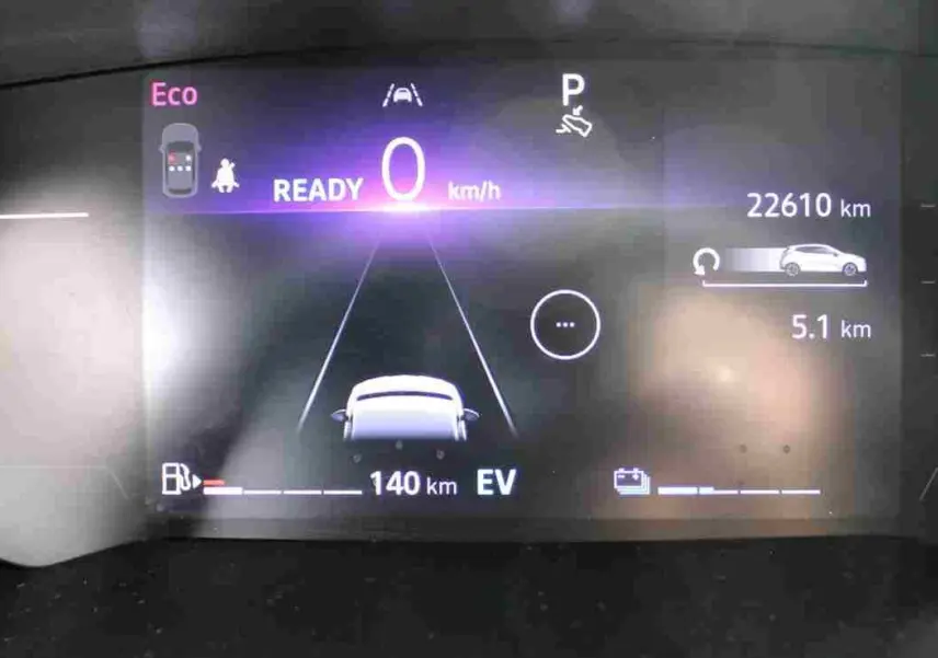 Tableau de bord numérique de Renault Clio hybride 2025 affichant la vitesse à 0 km/h et l'autonomie électrique de 140 km.