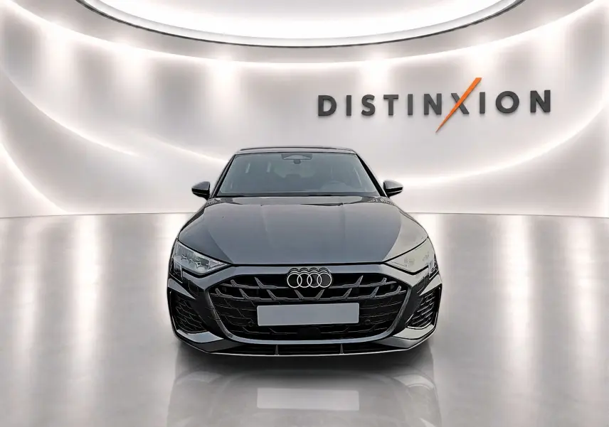 Audi A3 Sportback gris Daytona vue de face, avec calandre large et logo Audi distinctif, en studio lumineux.