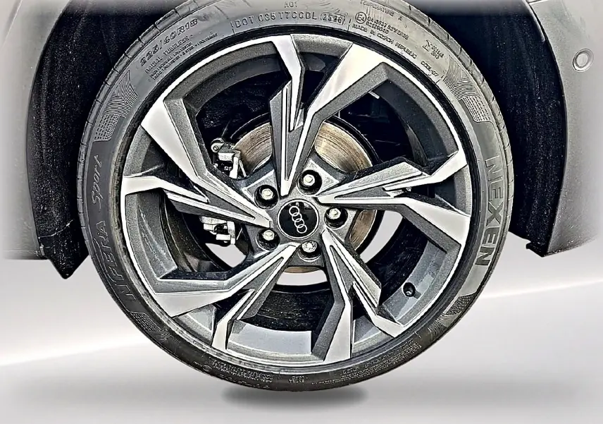 Gros plan sur la jante alu gris graphite 18 pouces de l'Audi A3 Sportback 2026, version S line.