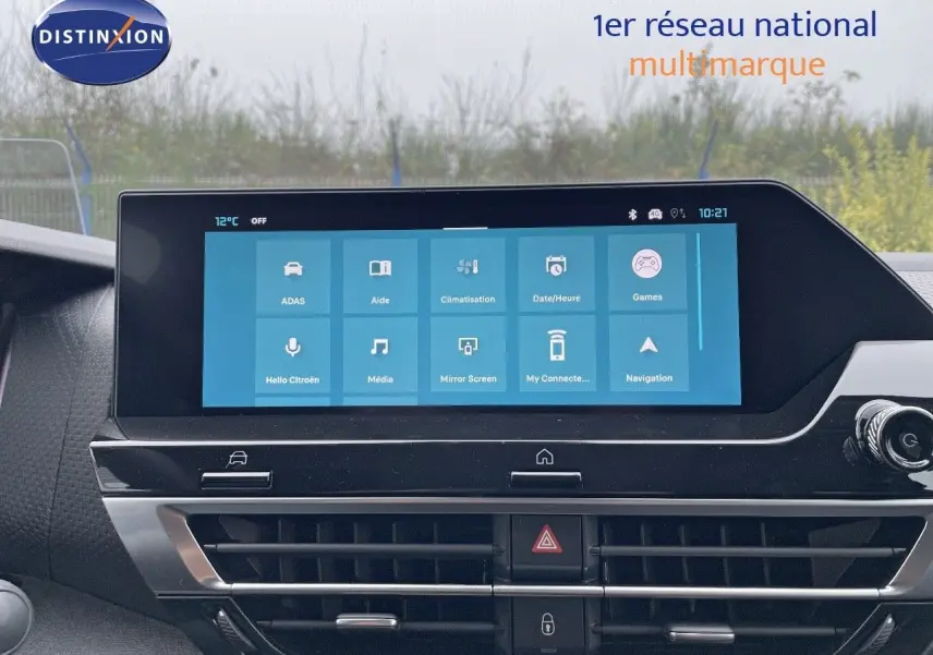 Tableau de bord de Citroën C4 2024 avec écran tactile central affichant les options multimédia et climatisation.