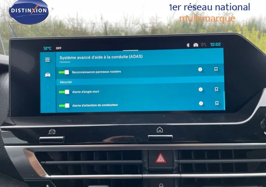 Écran tactile central du tableau de bord du Citroën C4 blanc métal 2024 affichant les aides à la conduite avancées.