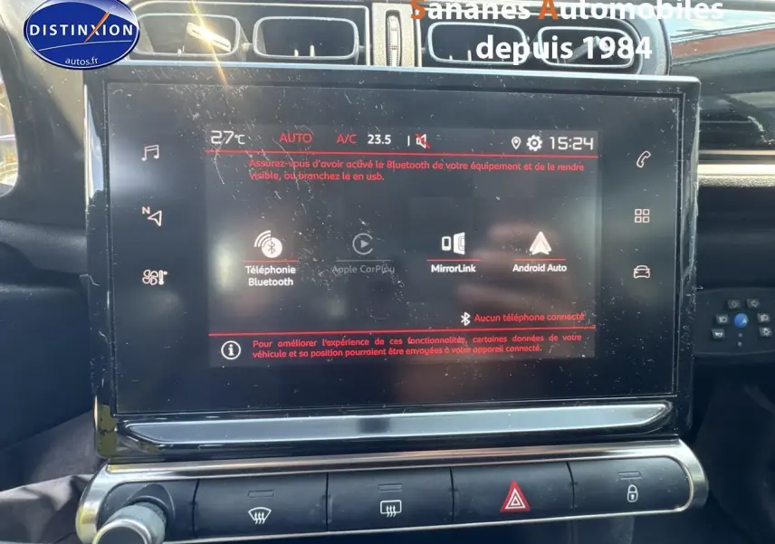 Écran tactile central de la Citroën C3 2023 blanc, affichant les options Bluetooth et Android Auto, vue intérieure rapprochée.