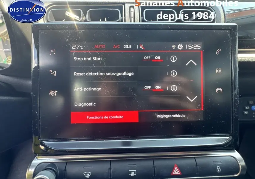 Écran tactile central affichant les réglages de conduite dans l'habitacle d'une Citroën C3 blanche 2023.