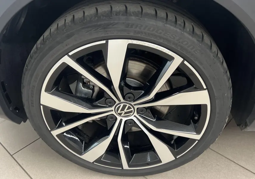 Gros plan sur la jante 19 pouces Misano bicolore noir et argent du Volkswagen T-Roc Gris Pyrite 2024.
