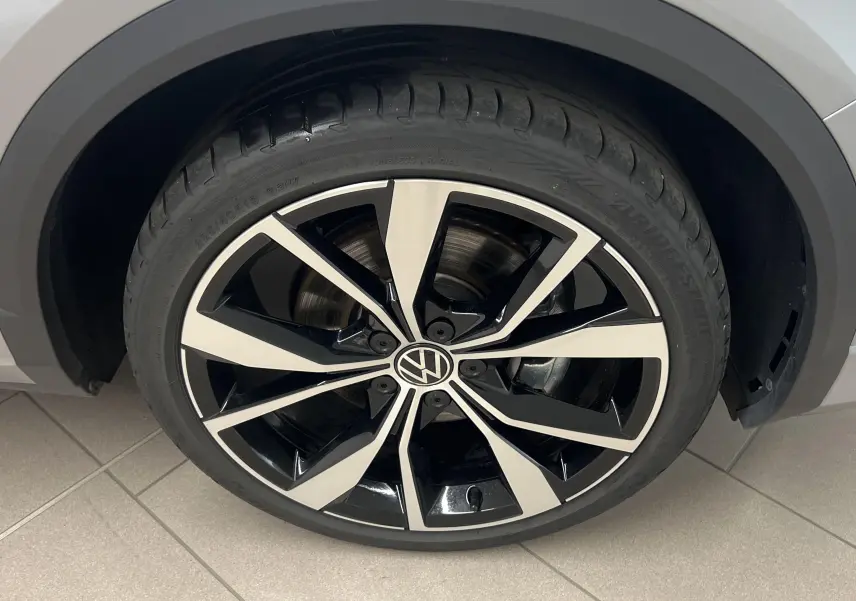 Gros plan sur la jante 19 pouces Misano bicolore noir et argent du Volkswagen T-Roc gris pyrite.