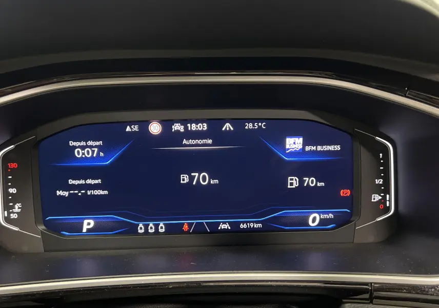 Tableau de bord numérique du Volkswagen T-Roc 2024 affichant autonomie, vitesse et température extérieure.