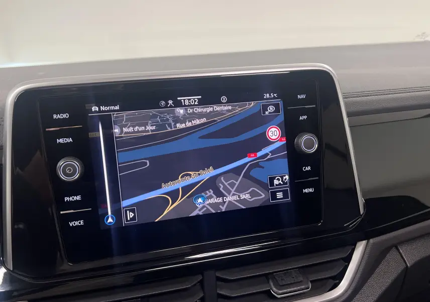 Écran tactile central du Volkswagen T-Roc 2024 affichant la navigation avec carte et options multimédia.
