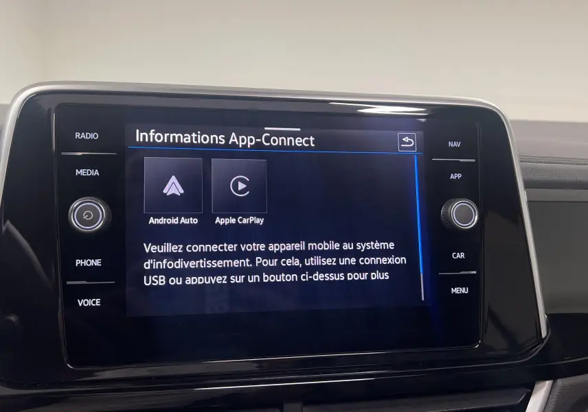Écran tactile central du Volkswagen T-Roc 2024 affichant les options Android Auto et Apple CarPlay.