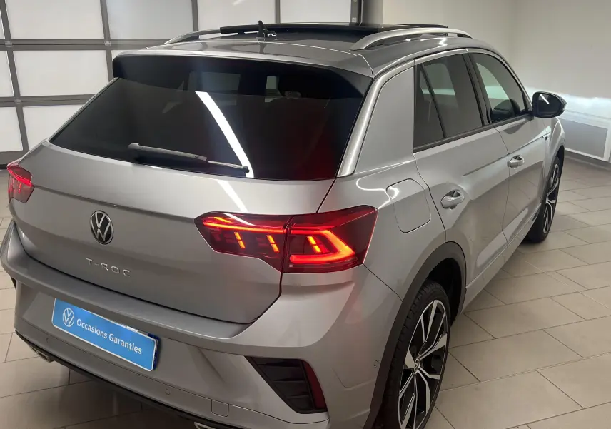 Vue 3/4 arrière droite d'un Volkswagen T-Roc gris pyrite avec feux Matrix LED et jantes 19 pouces Misano.