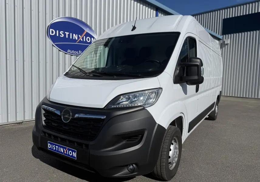 Vue de profil côté gauche d’un Opel Movano Fourgon blanc 2023 avec porte latérale coulissante et jantes acier.