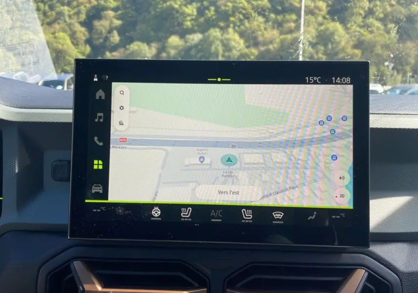 Écran tactile central du tableau de bord du Dacia Bigster affichant la navigation GPS en plein jour.
