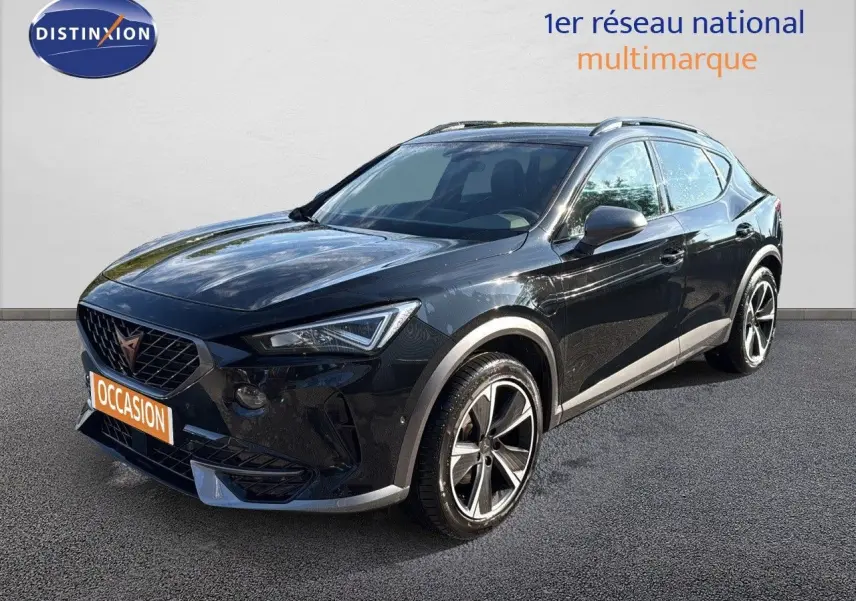 CUPRA Formentor noir minuit métal en 3/4 avant droit, SUV hybride rechargeable avec jantes bi-ton et calandre distinctive.