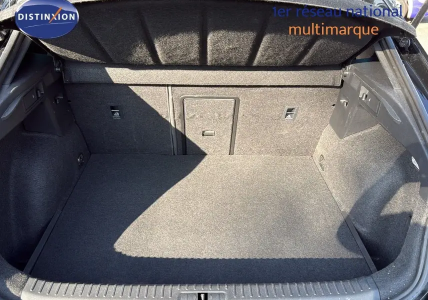Coffre ouvert vu de face d’un CUPRA Formentor noir minuit métal, montrant un espace de chargement propre et spacieux.