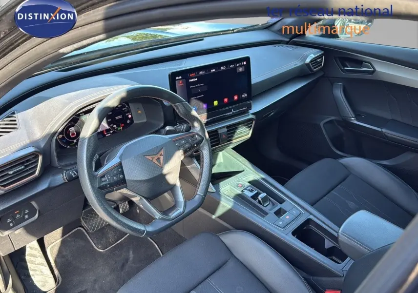 Intérieur noir du CUPRA Formentor 1.4 E-HYBRID 2023, vue côté conducteur, volant multifonction et écran tactile central.
