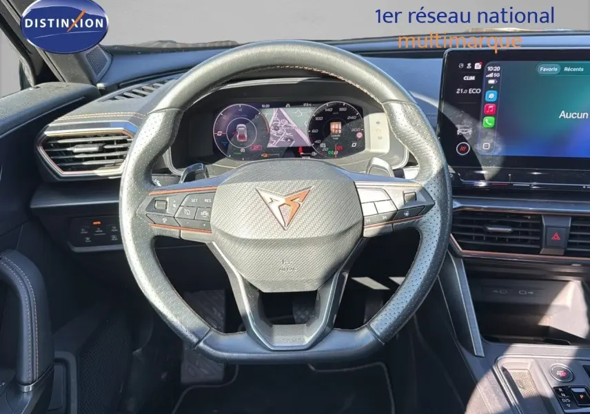 Vue rapprochée du volant multifonction noir avec logo CUPRA et tableau de bord numérique du Formentor 1.4 E-HYBRID 2023.