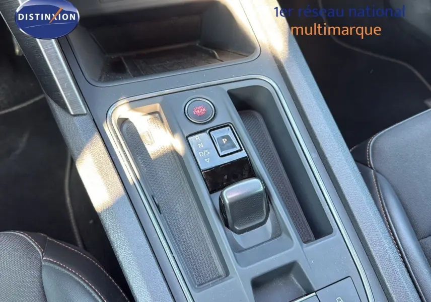 Vue rapprochée de la console centrale noire du CUPRA Formentor 1.4 E-HYBRID avec sélecteur de boîte automatique et bouton start/stop.