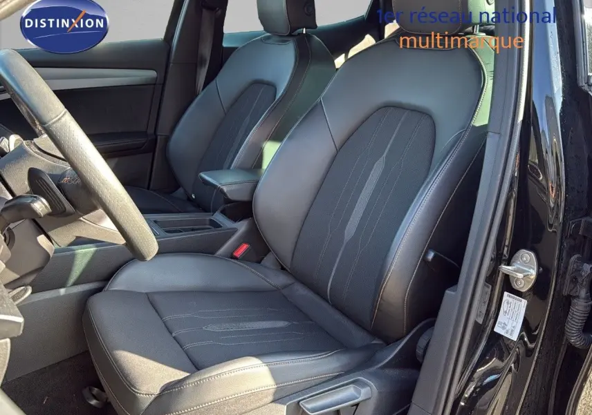 Vue intérieure côté conducteur du CUPRA Formentor 1.4 E-HYBRID 2023, sièges en cuir noir et détails couture apparents.