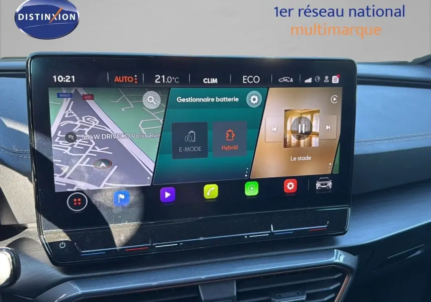 Écran tactile central du tableau de bord de la CUPRA Formentor 1.4 E-HYBRID 2023, affichant gestion batterie et navigation.