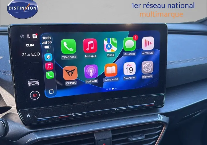 Écran tactile central affichant les applications Apple CarPlay dans l’habitacle du CUPRA Formentor noir, vue de face.