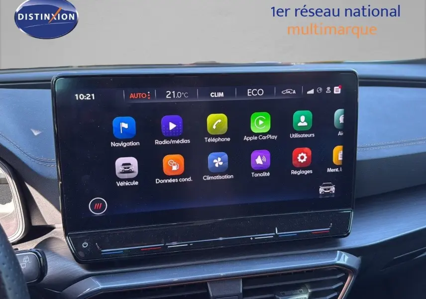 Écran tactile central du tableau de bord de la CUPRA Formentor 1.4 E-HYBRID 2023, affichant les options multimédia et climatisation.