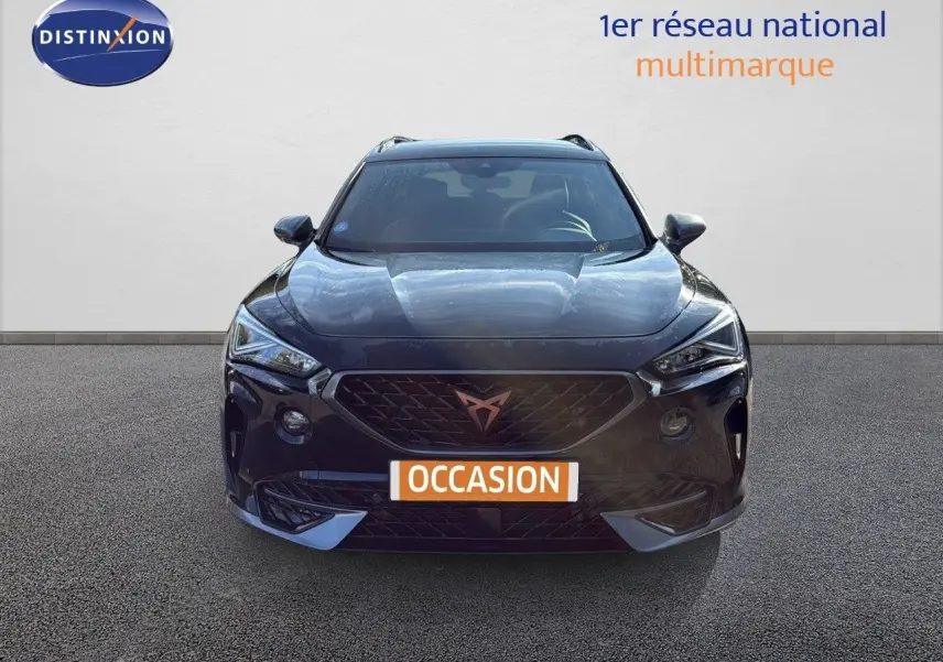 Vue frontale d'un CUPRA Formentor noir minuit métal avec calandre marquée et plaque "OCCASION" visible.