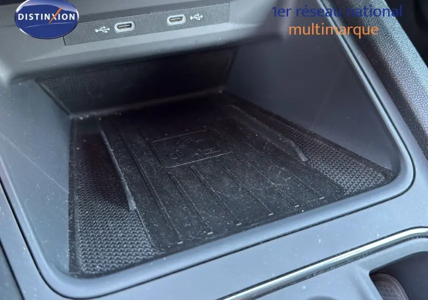 Gros plan sur le compartiment de recharge sans fil avec ports USB du CUPRA Formentor noir minuit, intérieur avant.
