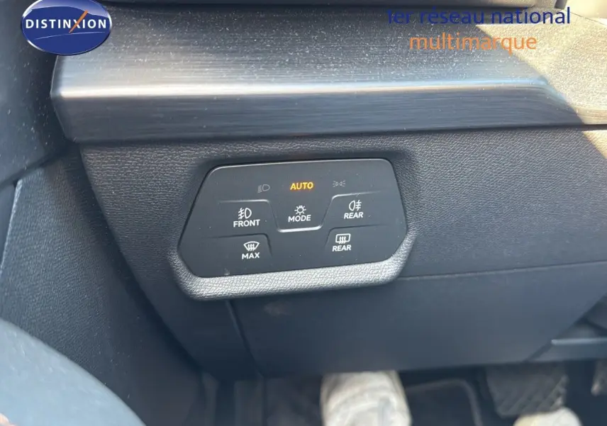 Panneau de commandes d’éclairage intérieur sur la gauche du tableau de bord d’une CUPRA Formentor 1.4 E-HYBRID 2023.
