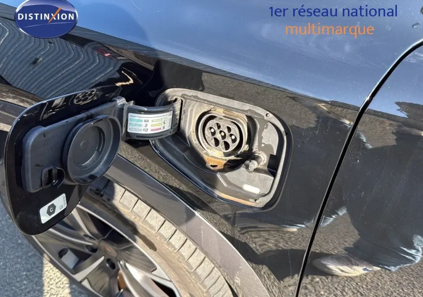 Prise de recharge ouverte côté gauche d’un CUPRA Formentor noir minuit métal, montrant le port de charge hybride.