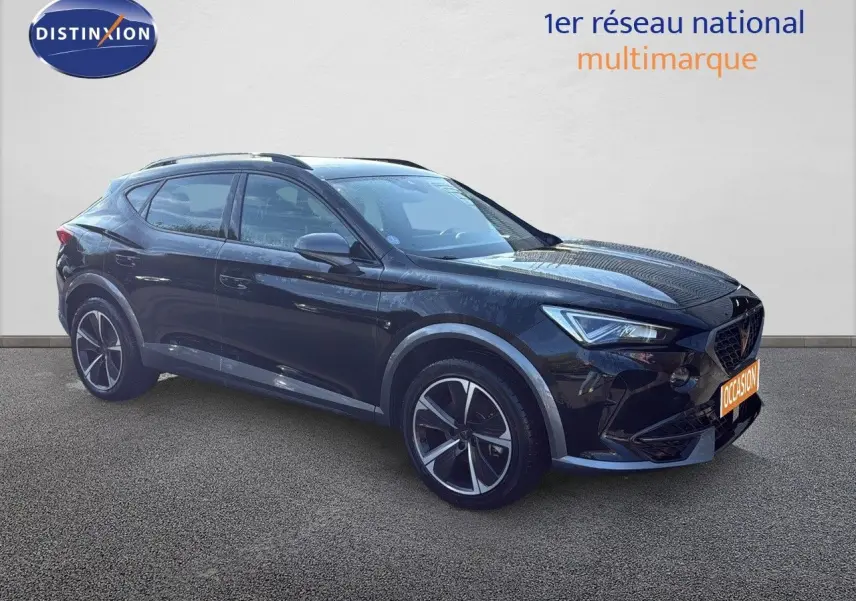 Vue 3/4 avant droite d’un CUPRA Formentor noir minuit métal avec jantes bi-ton et calandre distinctive.