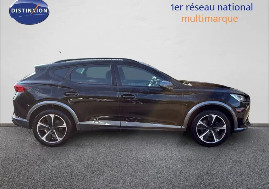Vue de profil côté gauche d’un CUPRA Formentor noir minuit métal, SUV hybride rechargeable avec jantes bi-ton et lignes dynamiques.