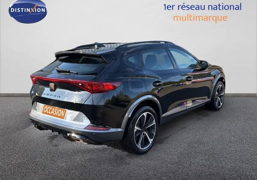 Vue 3/4 arrière droite d'une CUPRA Formentor noir minuit métal avec jantes bi-ton et feux arrière LED distinctifs.
