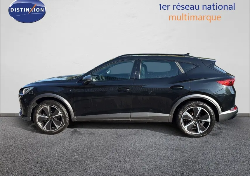 Vue latérale droite du CUPRA Formentor noir minuit métal 2023 avec jantes bi-ton et lignes dynamiques marquées.