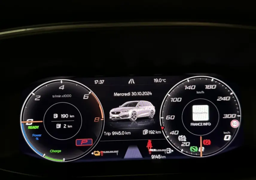 Combiné d'instruments digital de la CUPRA Leon Sportstourer gris, affichant vitesse, régime et autonomie en vue frontale.