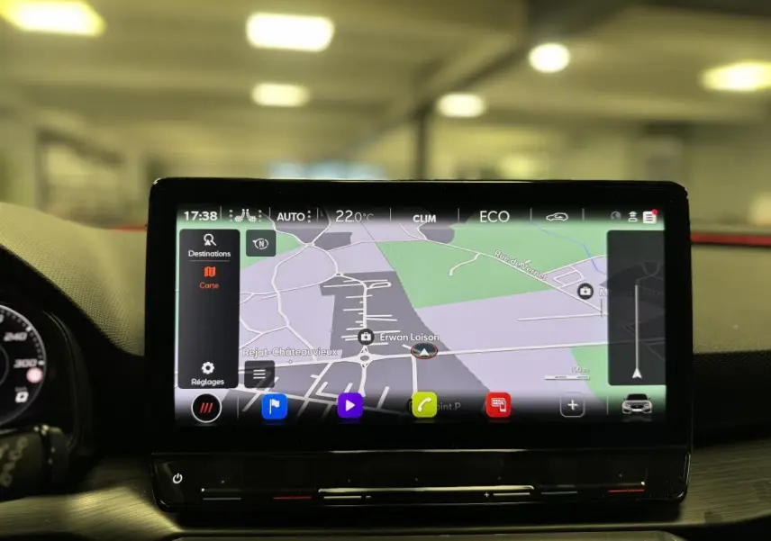 Écran tactile central affichant la navigation 3D du CUPRA Leon Sportstourer 2024, vue intérieure avant.