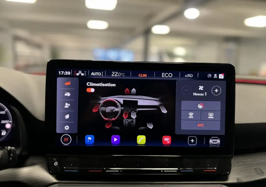 Écran tactile central de la CUPRA Leon Sportstourer 2024 affichant le menu de climatisation en mode ECO.