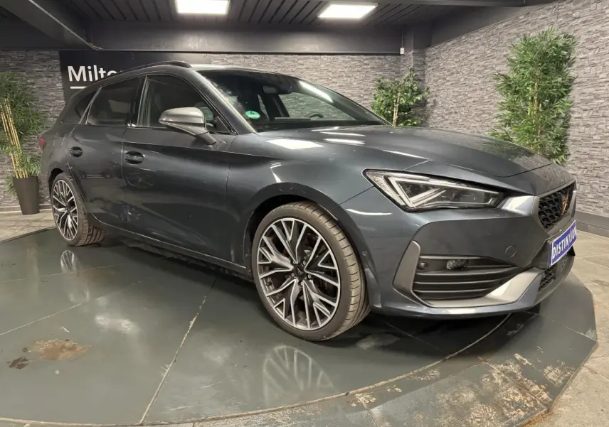 Vue 3/4 avant droit d'une CUPRA Leon Sportstourer 2024 gris magnétique avec jantes alliage 19 pouces Palm Springs.