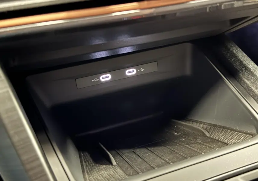 Gros plan sur les deux prises USB-C éclairées à l'avant dans la console centrale du CUPRA Leon Sportstourer gris 2024.