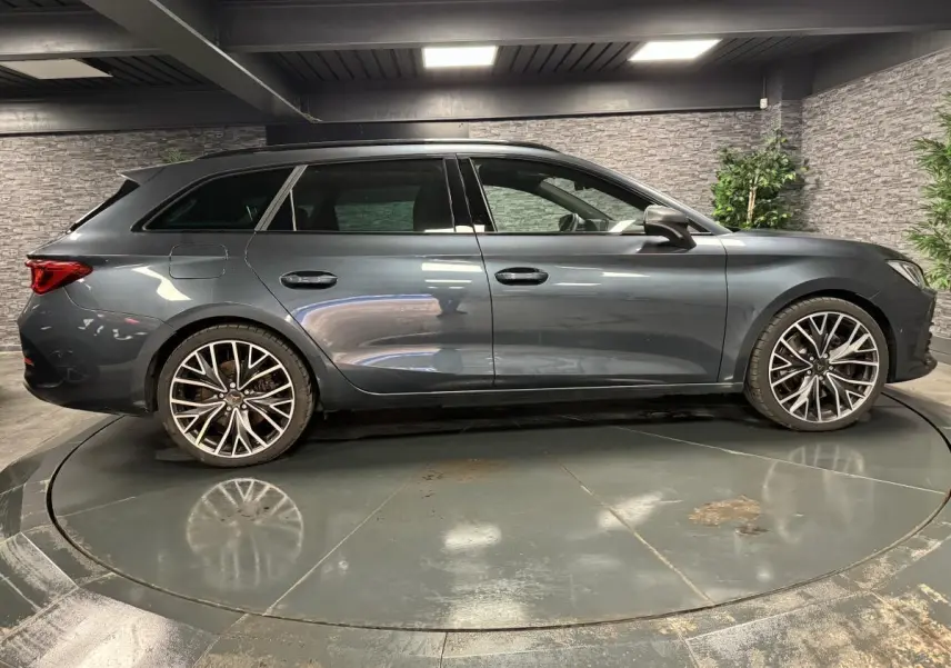 Profil droit d'une CUPRA Leon Sportstourer 1.4 e-Hybrid 245 gris magnétique avec jantes alliage 19 pouces.