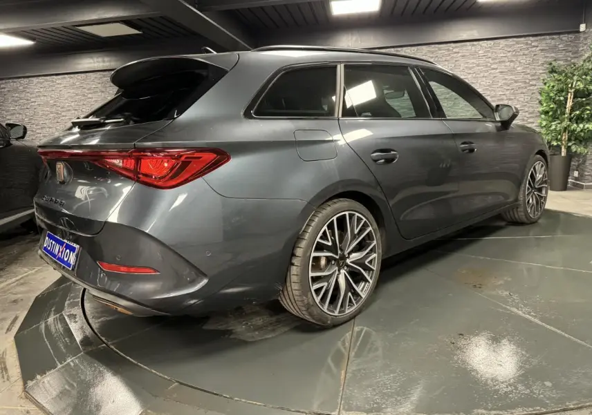 Vue 3/4 arrière droite d'une CUPRA Leon Sportstourer gris magnétique avec jantes alliage 19 pouces et feux LED distinctifs.