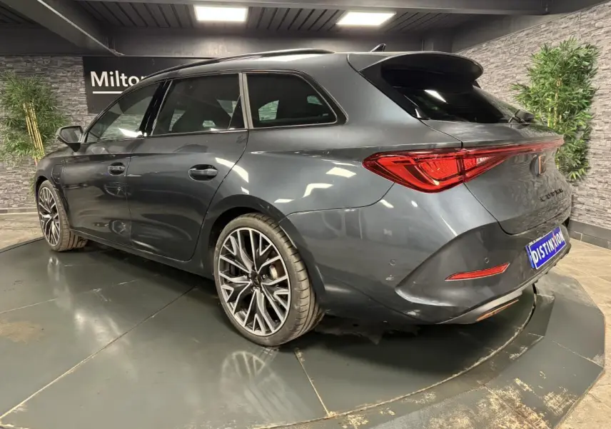Vue 3/4 arrière droite d'une CUPRA Leon Sportstourer gris magnétique avec jantes alliage 19 pouces et feux LED distinctifs.