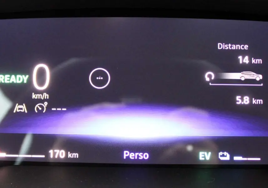 Tableau de bord numérique du Renault Captur 2025 affichant vitesse zéro, autonomie essence 170 km et mode hybride EV activé.